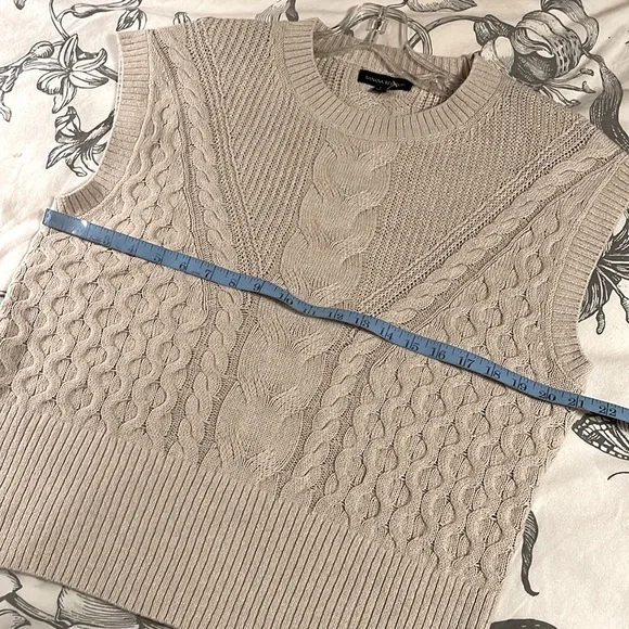 Banana Republic cable knit sweater vest - Picture 6 of 7